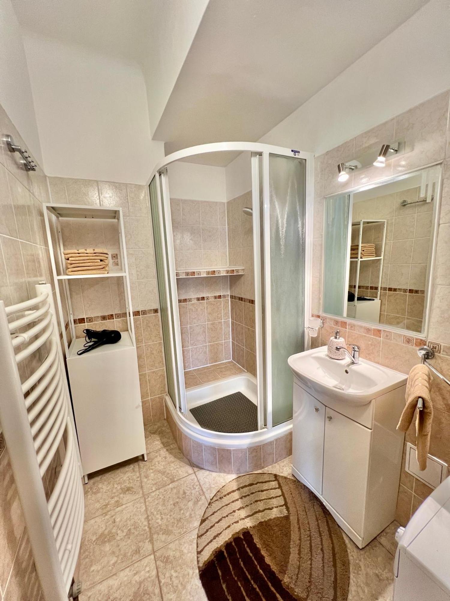 Cozy With Panorama View Apartment Prag